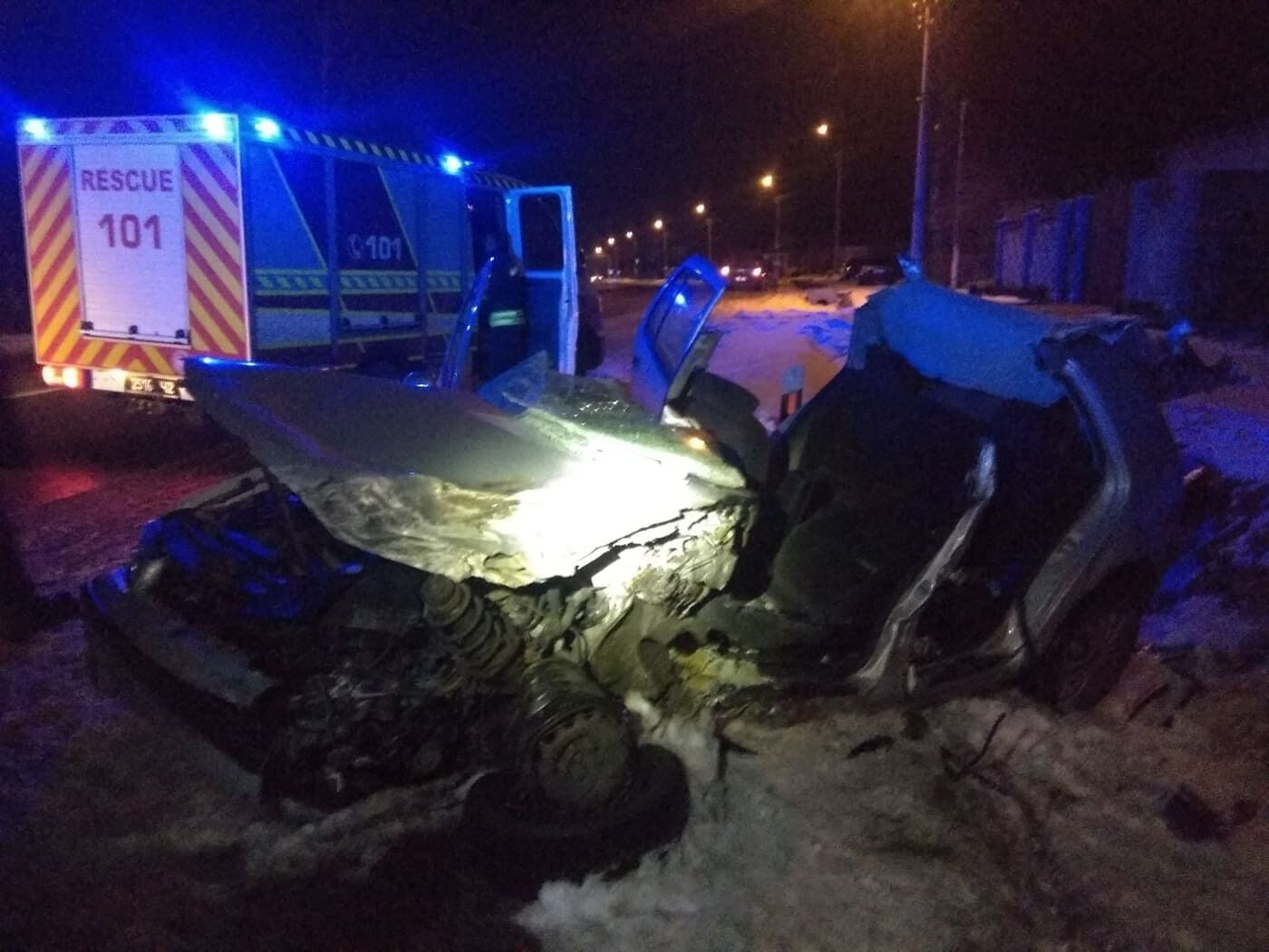 На Волині працівники ДСНС врятували водія із понівеченого автомобіля