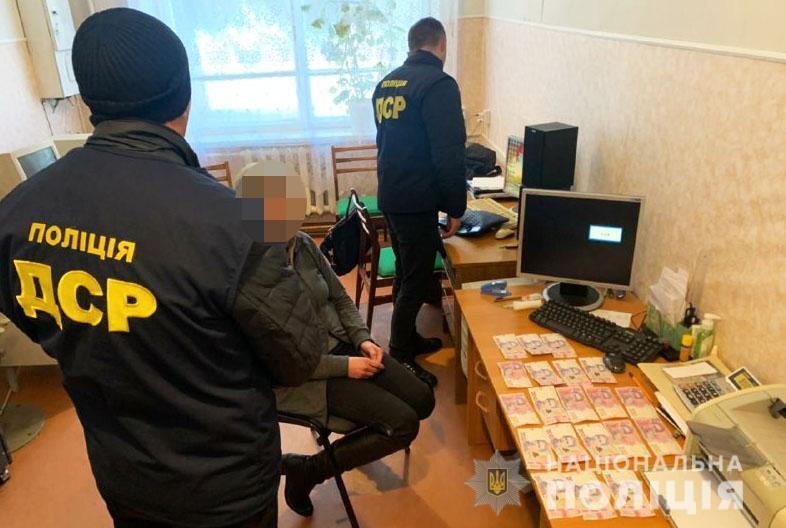 На Рівненщині поліцейські викрили посадовицю на отриманні хабаря