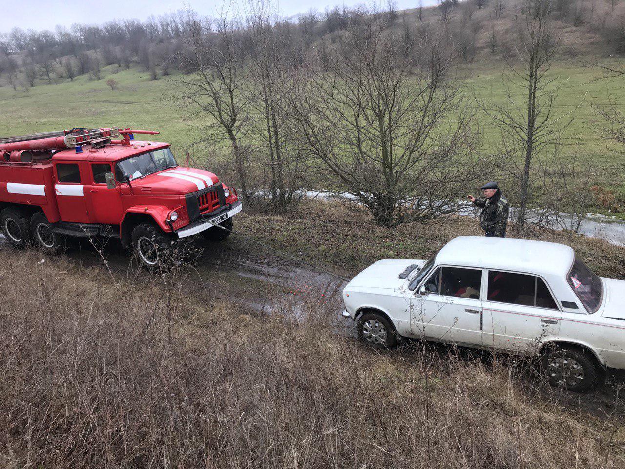 Минулої доби рятувальники Кіровоградщини 5 разів надавали допомогу водіям транспортних засобів у різних складних ситуаціях на дорогах