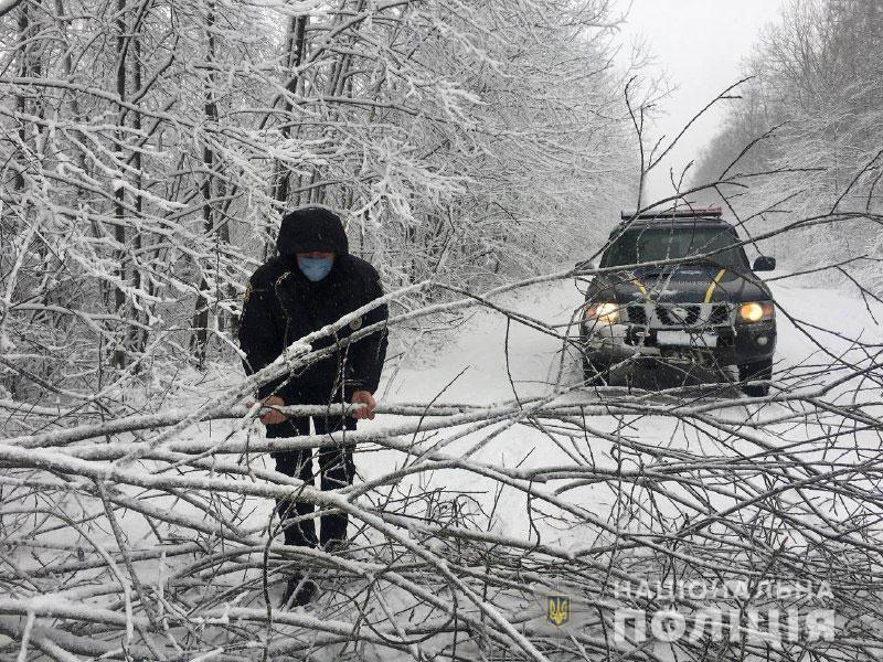 Поліцейські Рівненщини надають допомогу населенню за несприятливих погодних умов