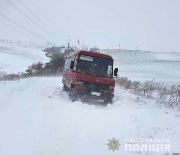 Поліцейські Рівненщини надають допомогу населенню за несприятливих погодних умов