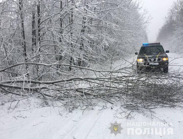 Поліцейські Рівненщини надають допомогу населенню за несприятливих погодних умов