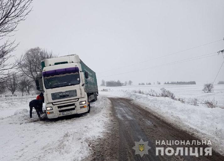 Поліцейські Рівненщини надають допомогу населенню за несприятливих погодних умов