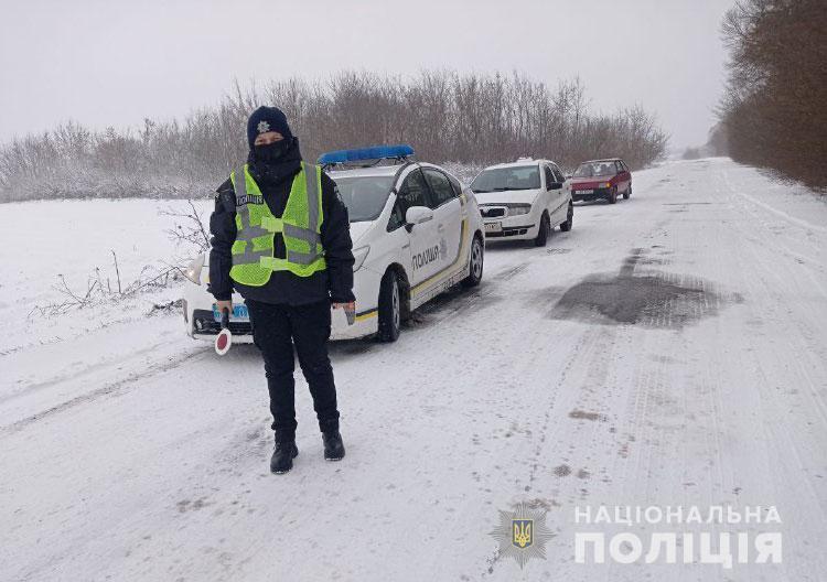 Поліцейські Рівненщини надають допомогу населенню за несприятливих погодних умов