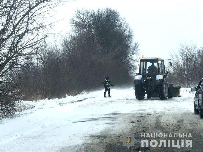 Поліцейські Рівненщини надають допомогу населенню за несприятливих погодних умов