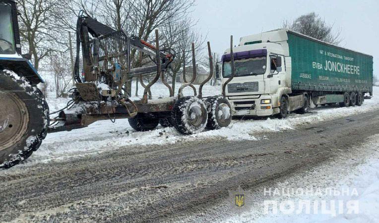 Поліцейські Рівненщини надають допомогу населенню за несприятливих погодних умов