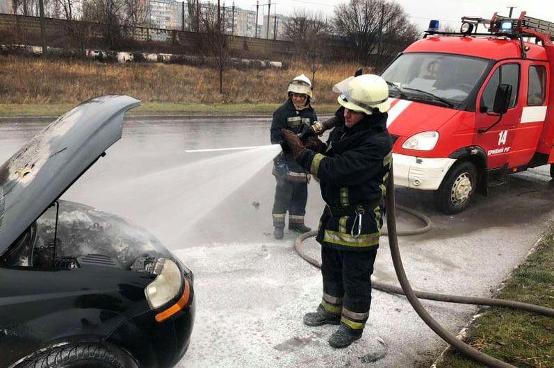 Дніпропетровська область: вогнеборці ліквідували займання легковика