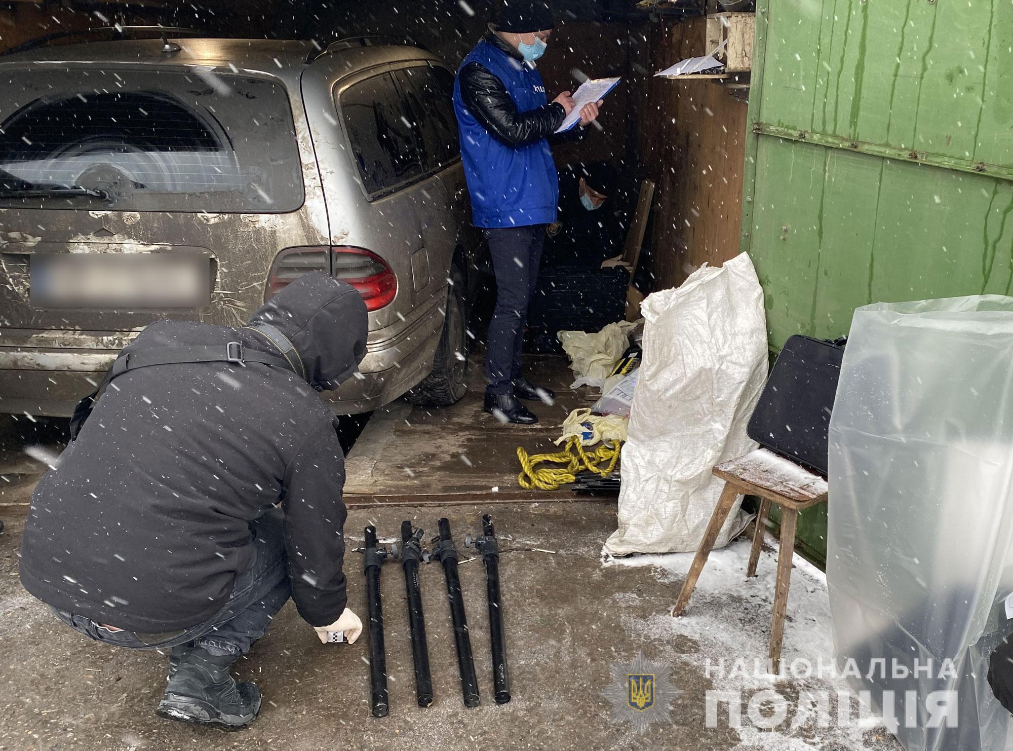 На Полтавщині поліція затримала злочинну групу, яка займалася викраденням товарів з вантажних автомобілів, що обслуговували мережі супермаркетів та здійснювали поштові перевезення