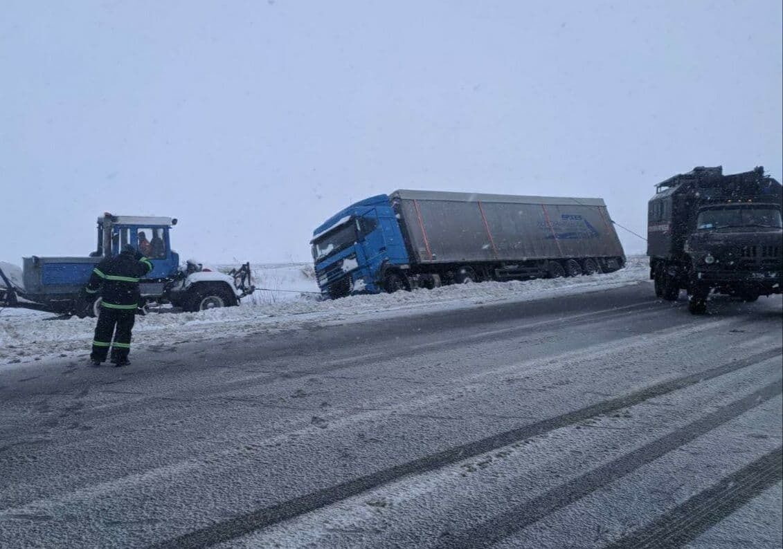 Кіровоградська область: рятувальники продовжують надавати допомогу водіям на автошляхах області