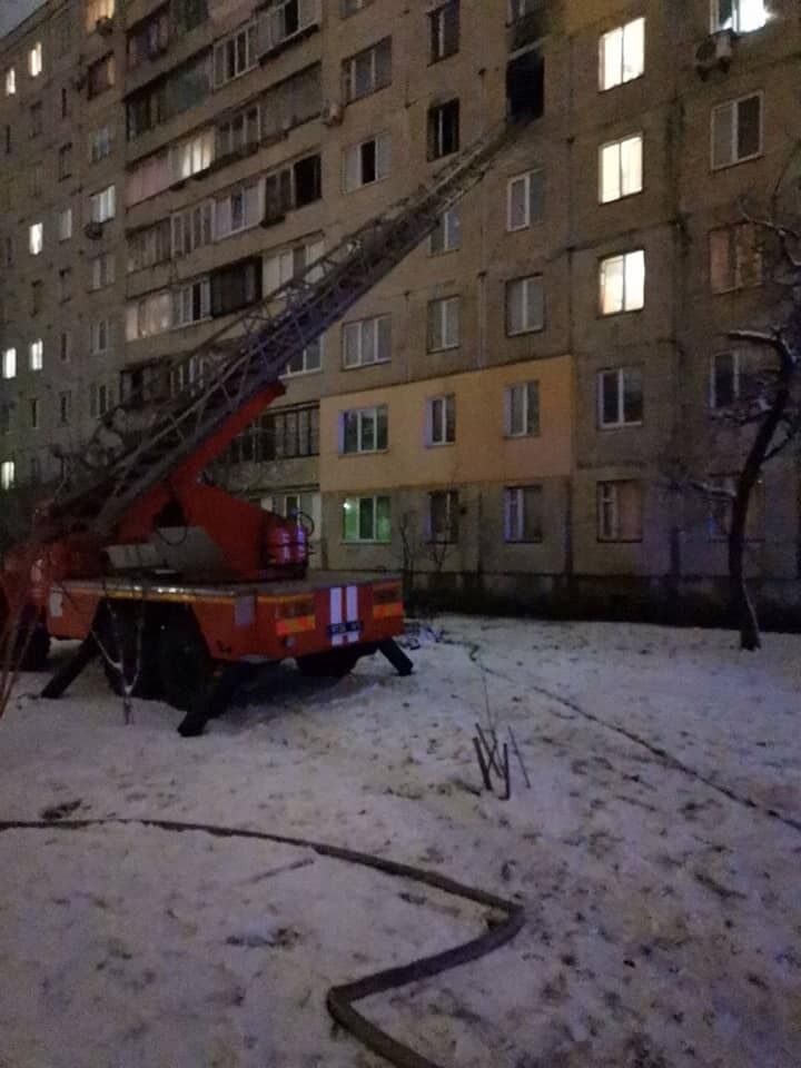 Столичні вогнеборці ліквідували пожежу в квартирі