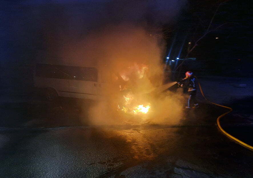 Полтавська область: вогнеборці ліквідували пожежу в мікроавтобусі