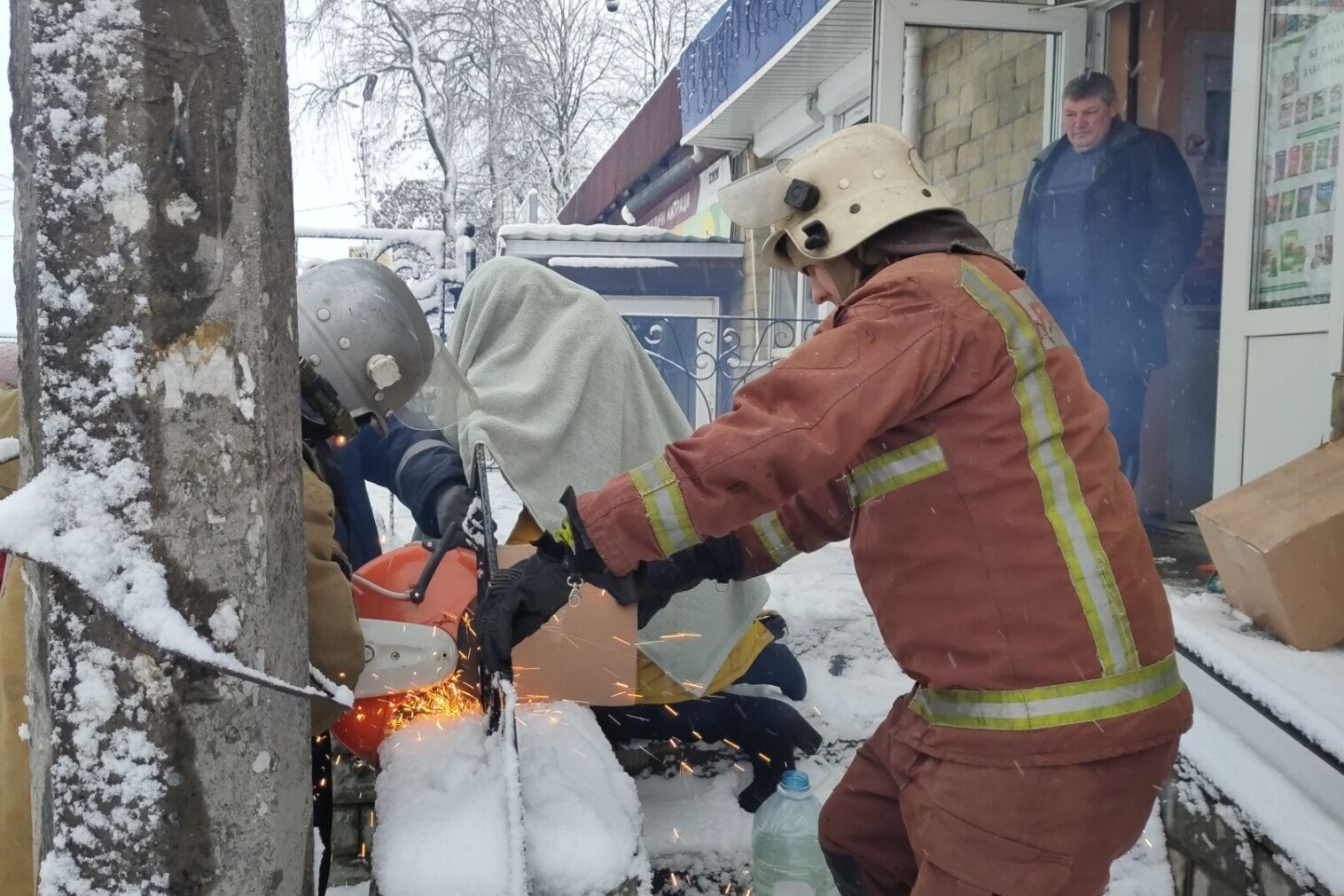 Чернігівська область: рятувальники вивільнили жінку, яка наштрикнулася рукою на металевий прут огорожі