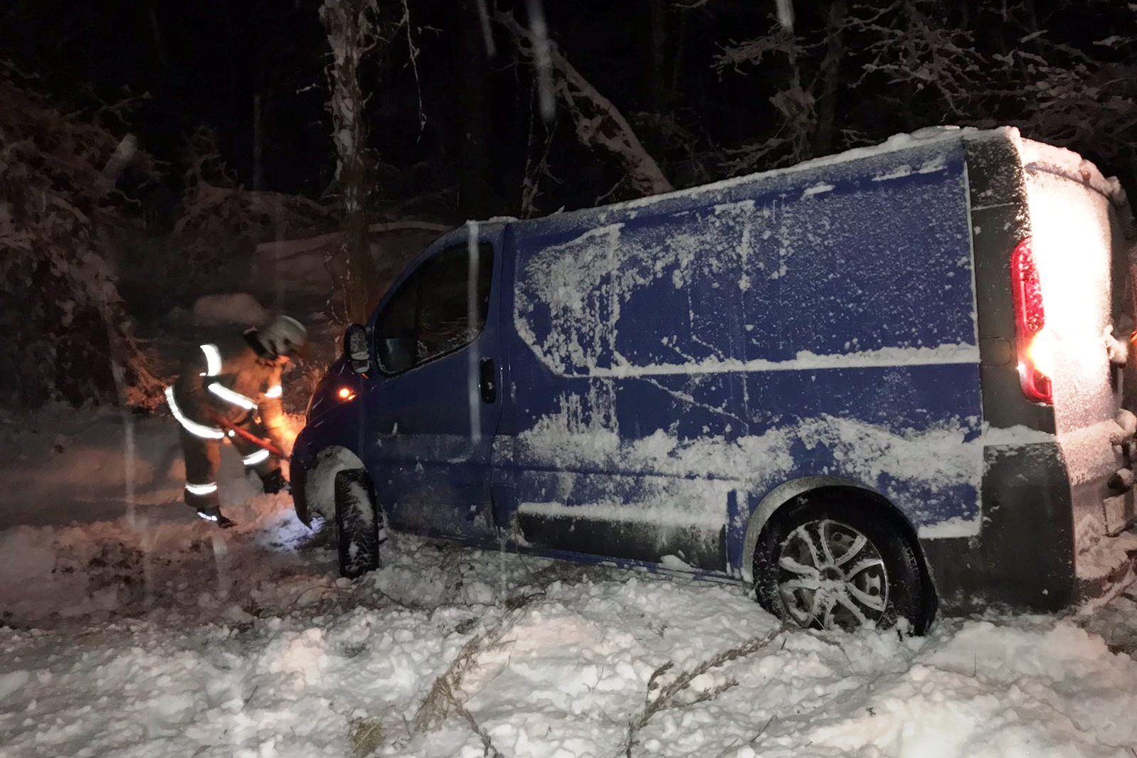 Рятувальники Чернігівщини вивільнили 12 транспортних засобів, що потрапили в складні погодні умови