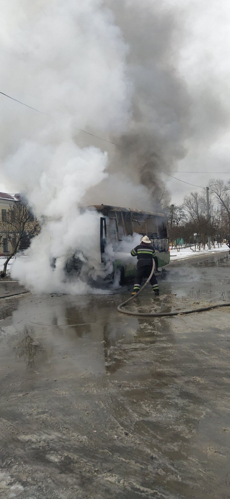 У Харкові на зупинці згоріла маршрутка