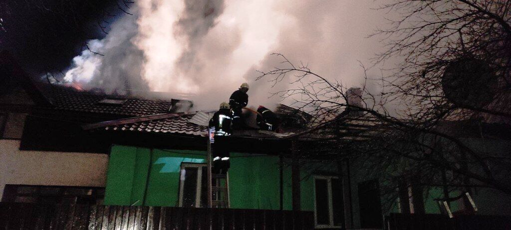 Житомир: вогнеборці ліквідували пожежу у приватному житловому будинку на п’ять господарів