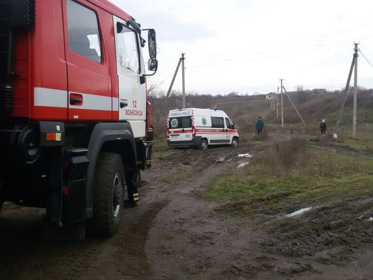 Миколаївська область: рятувальники допомогли витягти автомобіль швидкої медичної допомоги, який застряг у багнюці