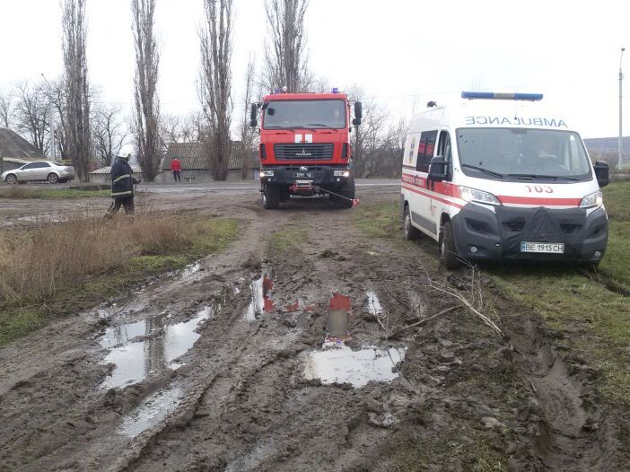 Миколаївська область: рятувальники допомогли витягти автомобіль швидкої медичної допомоги, який застряг у багнюці