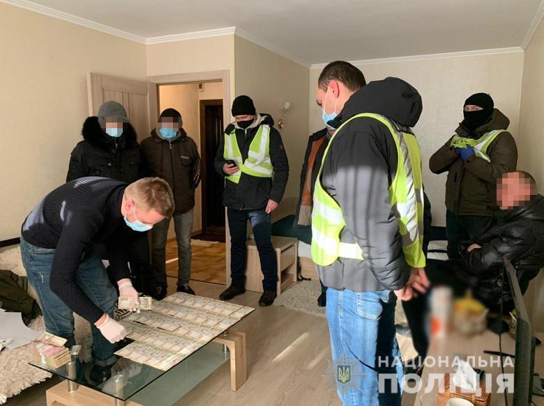 Поліцейські затримали чоловіка, який вимагав майже пів мільйона гривень за нібито ліцензію на відкриття АЗС