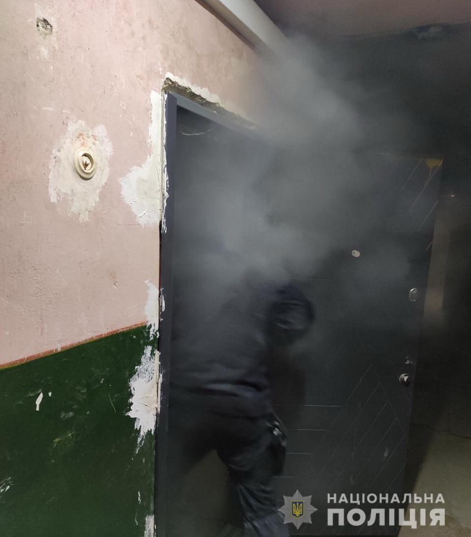 Закарпатські поліцейські врятували жінку від загибелі під час пожежі