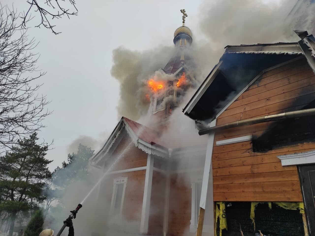 На Кіровоградщині рятувальники гасять пожежу в церкві