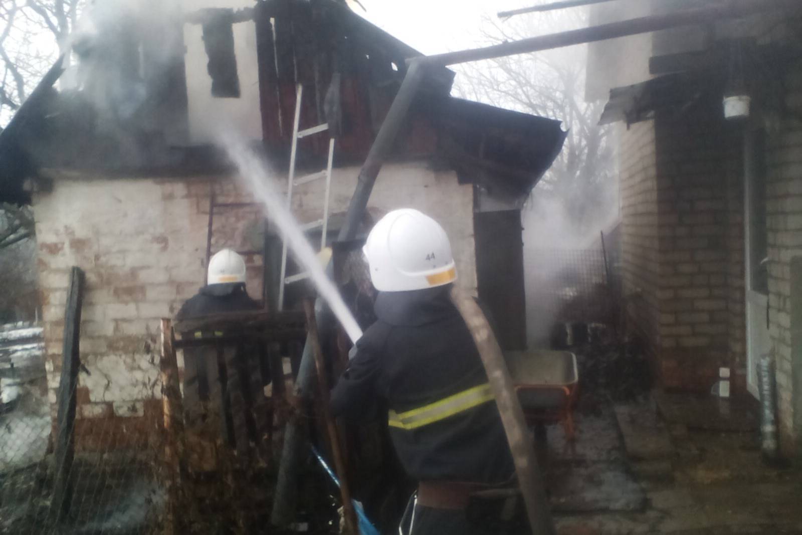Харківська область: на території приватного домоволодіння трапилась пожежа через неправильну експлуатацію печі