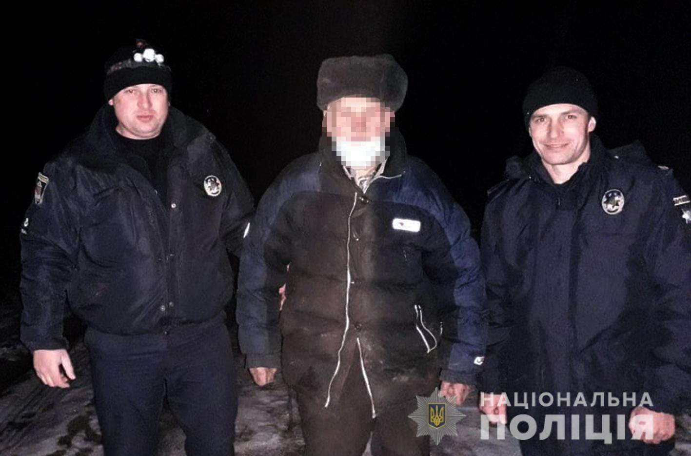 На Хмельниччині поліцейські оперативно розшукали зниклого 81-річного пенсіонера, який заблукав у лісі