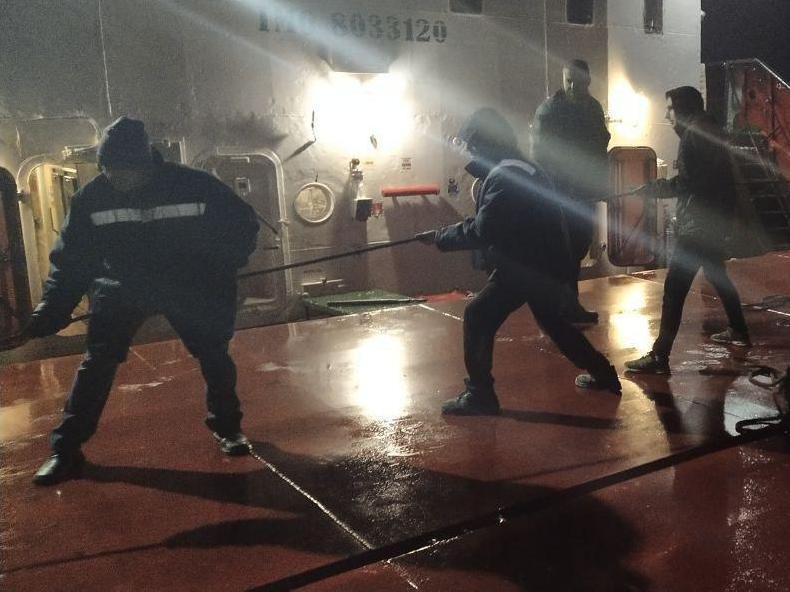 м. Запоріжжя: вогнеборці надали допомогу чоловіку, який травмувався під час пожежі на суховантажному судні