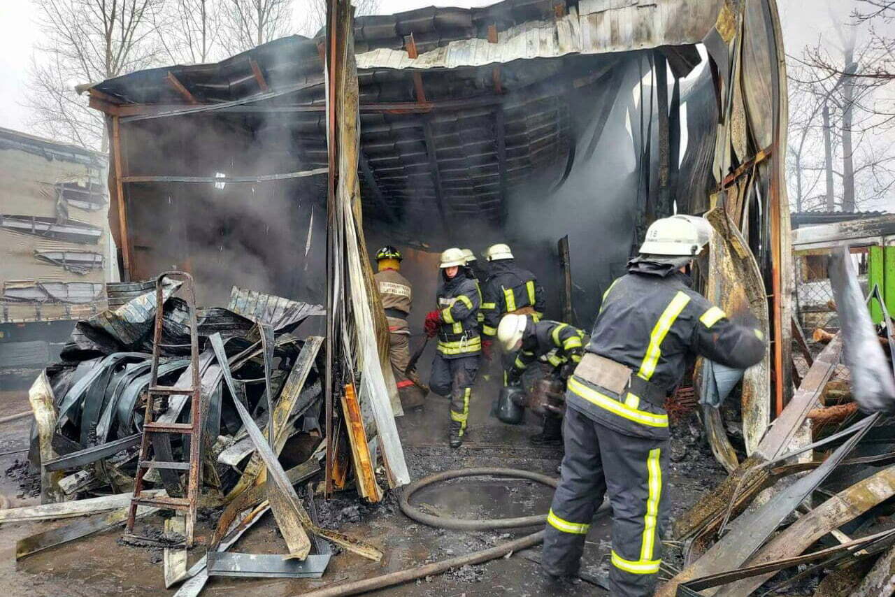 Київ: Рятувальники ліквідували пожежу в автопарку