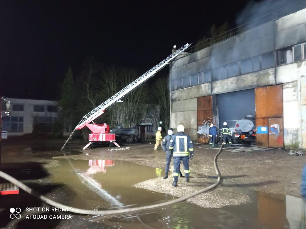 Херсонська область: вогнеборці ліквідували пожежу в автомобільному боксі, який знаходився біля газової заправки