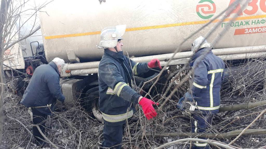 Житомирська область: хорошівські рятувальники двічі надавали допомогу водіям на дорогах району