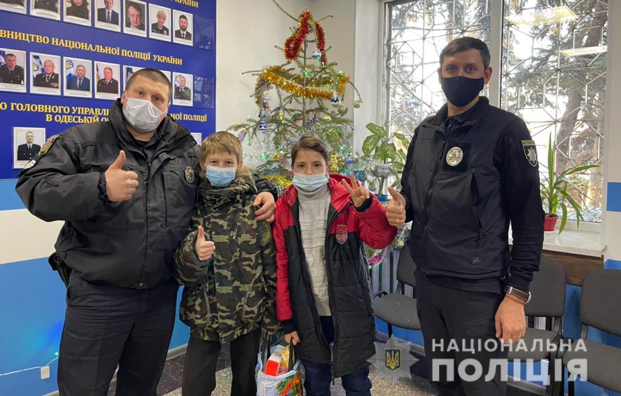 На Одещині діти привітали поліцейських із зимовими святами