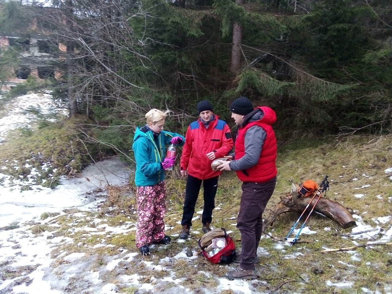 Гірські рятувальники надавали допомогу жінці, якій стало зле під час походу