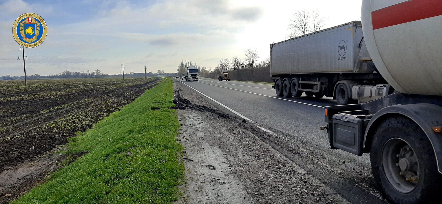 Черкаська область: рятувальники запобігли перекиданню вантажівки