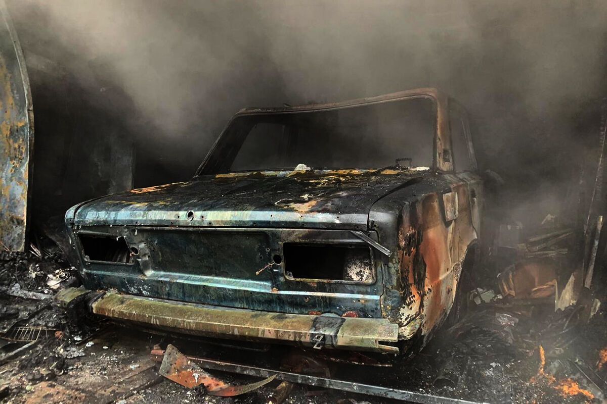 Дніпропетровська область: рятувальники ліквідували пожежу в гаражі з автомобілем всередині