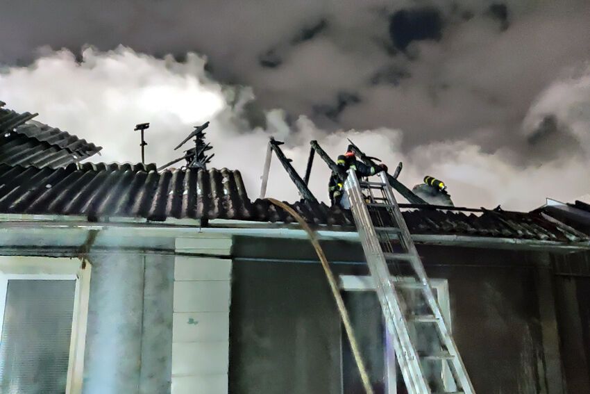 У Хмельницькому надзвичайники врятували людську оселю від нищівного вогню