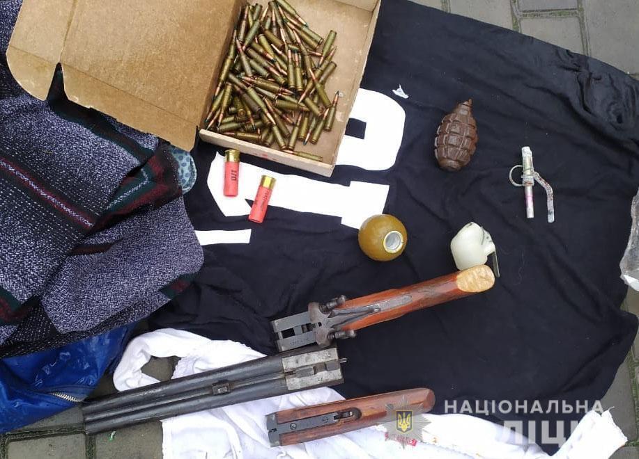 На Херсонщині поліцейські вилучили у чоловіка зброю, гранати та набої