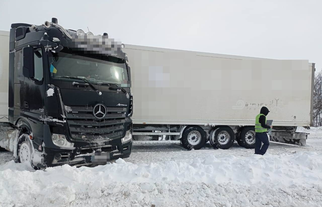 Відгуки про службу поліцейських Одещини від громадян, врятованих ними на засипаних снігом дорогах, надихають