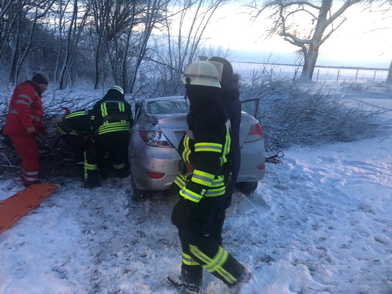 Київська область: рятувальники надали допомогу постраждалим в ДТП