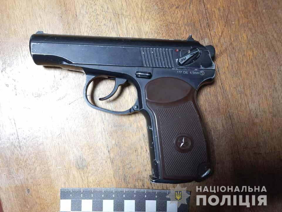 На Вінниччині поліцейські затримали хулігана, який погрожував пістолетом підлітку та вимагав у нього гроші