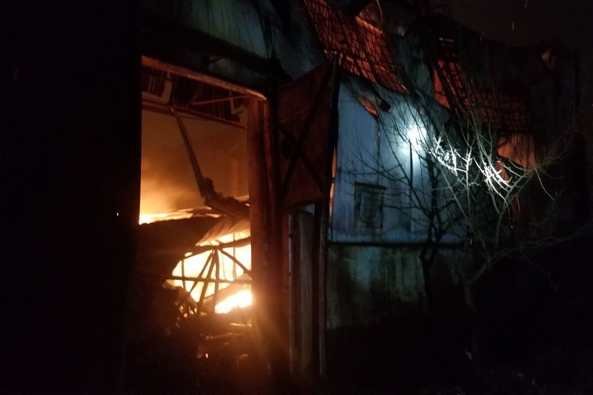 Дніпропетровська область: внаслідок пожежі в споруді, що не експлуатується, знищено два транспортних засоба