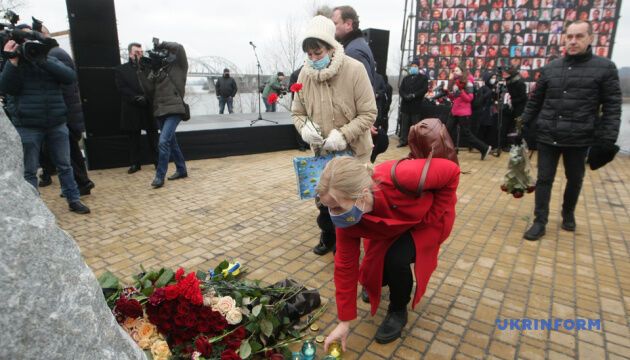 У Києві вшанували пам'ять загиблих у катастрофі літака МАУ в Тегерані