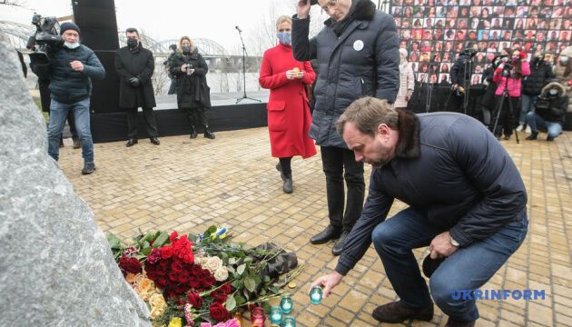 У Києві вшанували пам'ять загиблих у катастрофі літака МАУ в Тегерані