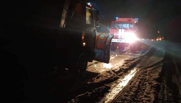 На Миколаївщині через негоду - затори з десятків вантажівок