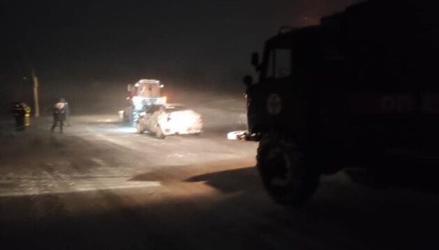 На Миколаївщині через негоду - затори з десятків вантажівок