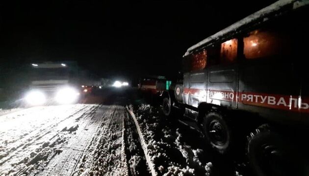 На Миколаївщині через негоду - затори з десятків вантажівок