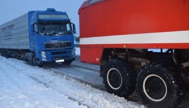 На Миколаївщині через негоду - затори з десятків вантажівок