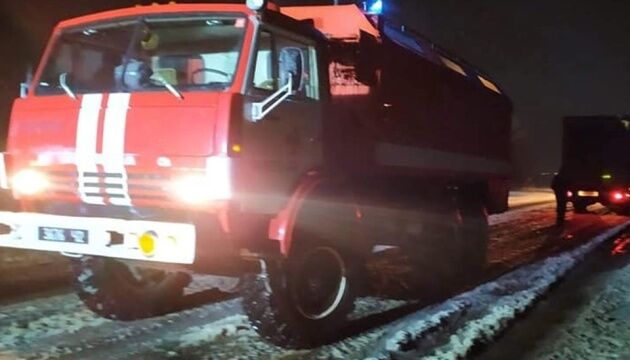 На Миколаївщині через негоду - затори з десятків вантажівок
