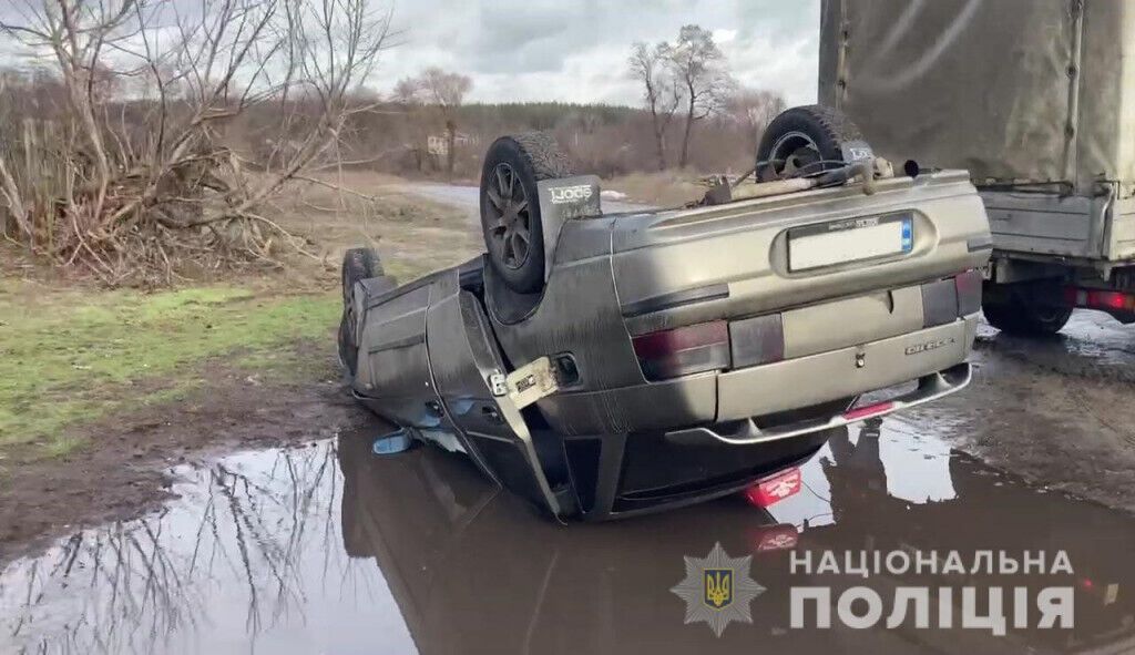Поліцейські Лиману затримали чоловіка, який під погрозою ножа викрав таксі з водієм та скоїв ДТП