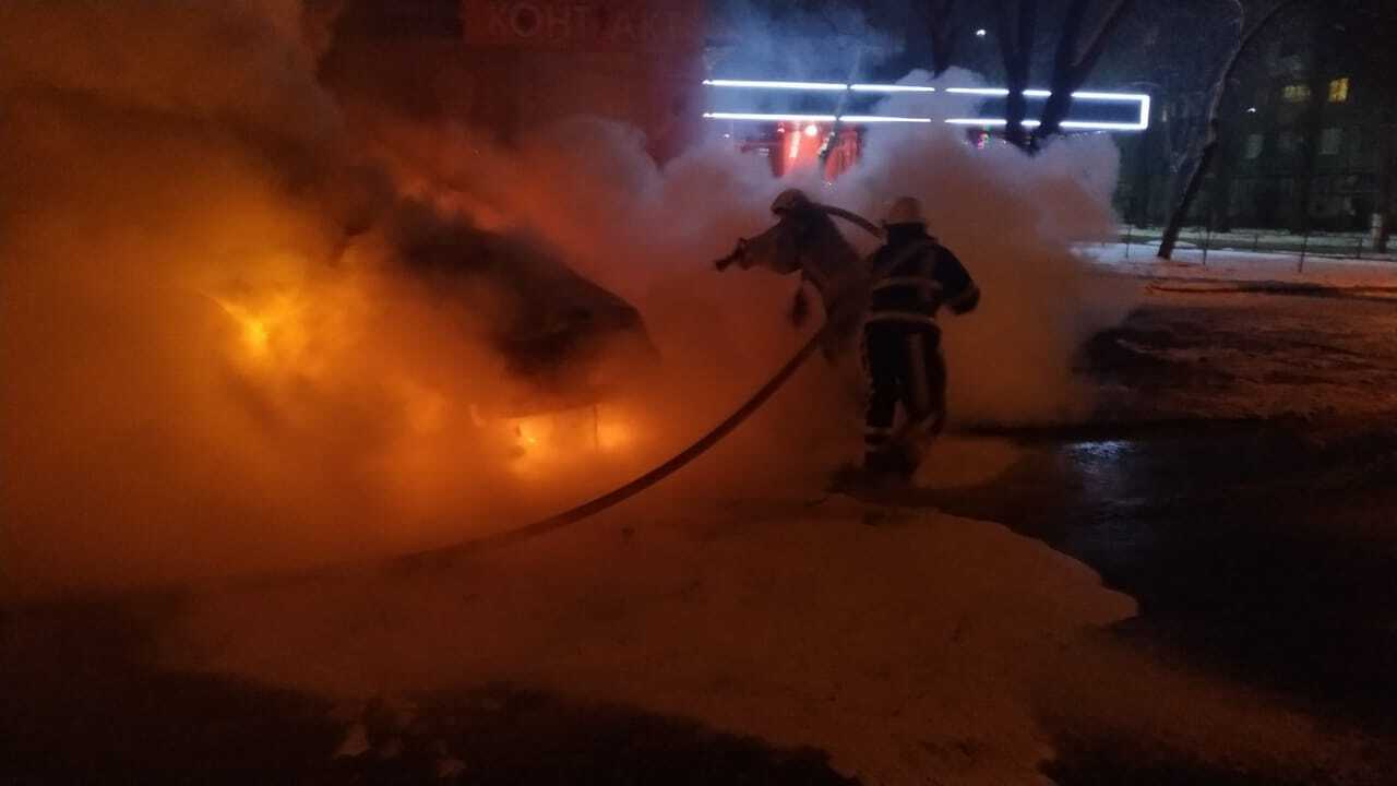 Дніпропетровська область: співробітники ДСНС загасили пожежу у легковому автомобілі
