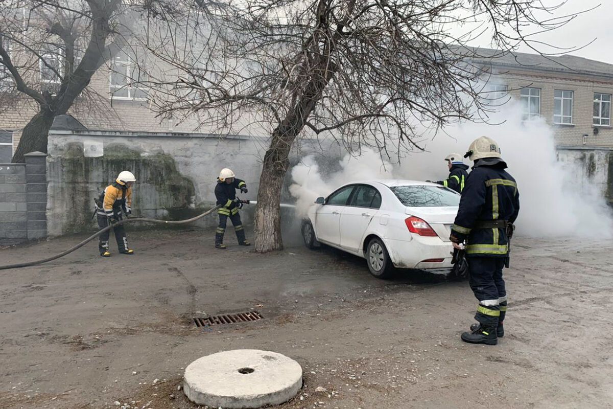 Дніпропетровська область: вогнеборці загасили палаючий автомобіль